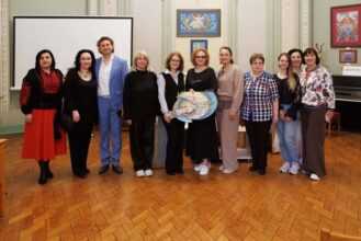 Презентація виставки витинанкового живопису